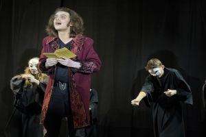 Die Vampire im Schultheaterstück „Blut. Die Macht des Lichts“ spiegeln die  Konflikte unserer Gesellschaft auf eine künstlerische und lyrische Weise. 