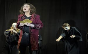 Die Vampire im Schultheaterstück „Blut. Die Macht des Lichts“ spiegeln die  Konflikte unserer Gesellschaft auf eine künstlerische und lyrische Weise. 
