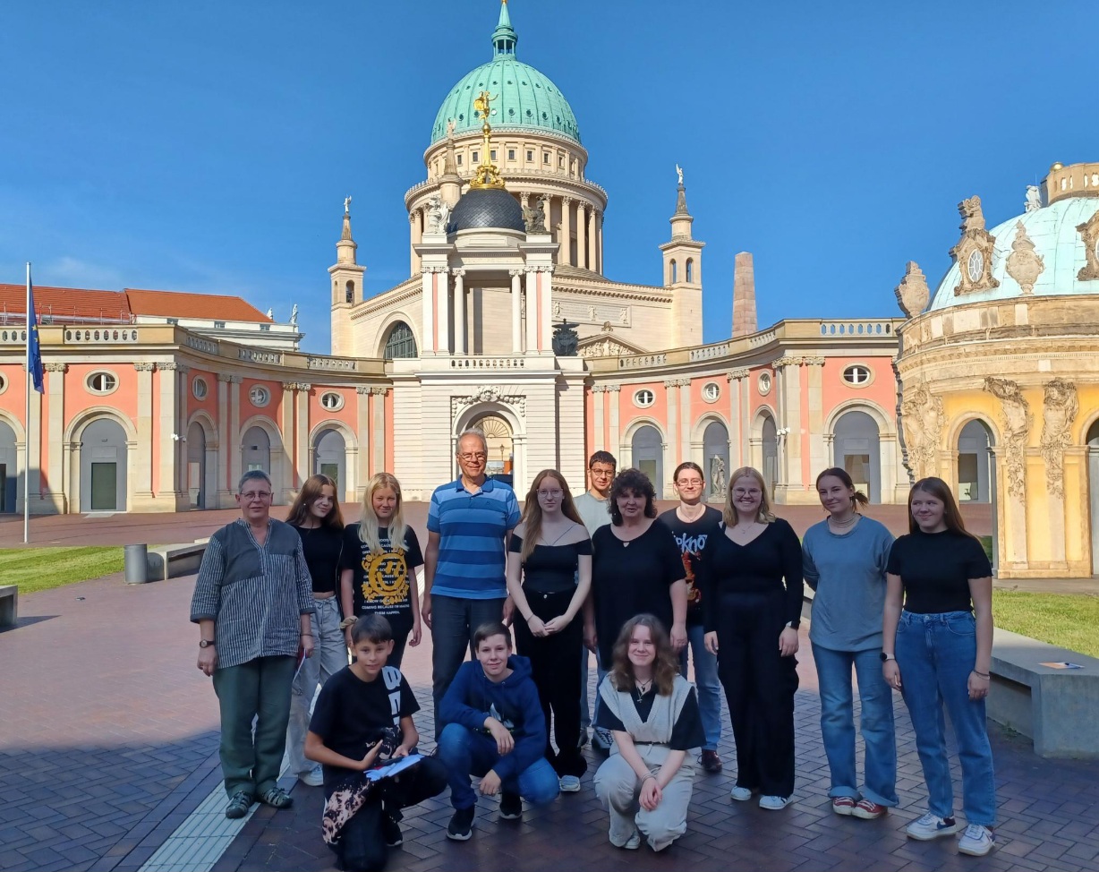 Das Kernteam der Schüler:innenvertretung zu Besuch im Landtag Brandenburg